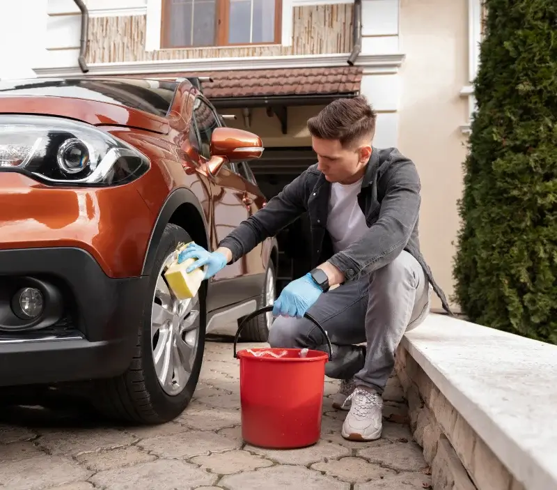 Lavage auto à domicile Puligny-Montrachet : professionnel intervenant sur un véhicule